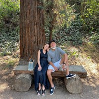 Julie dan suaminya terlihat sering menghabiskan waktu bersama. Seperti ini gaya mereka ketika menikmati suasana hutan. Foto: Instagram @julstelle