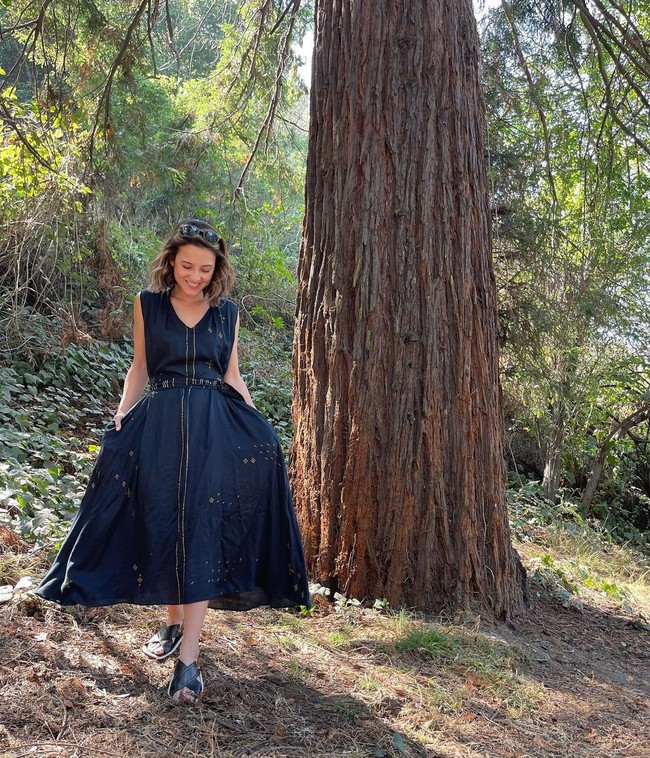 Di Amerika, Julie terlihat sering mengunggah momennya di alam terbuka. Begini potretnya ketika menikmati alam di sana. Menggunakan dress dan sandal, penampilan kasualnya bisa jadi inspirasi kamu saat pergi piknik. Foto: Instagram @julstelle