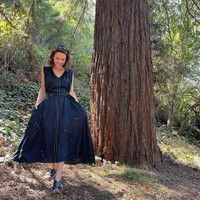 Di Amerika, Julie terlihat sering mengunggah momennya di alam terbuka. Begini potretnya ketika menikmati alam di sana. Menggunakan dress dan sandal, penampilan kasualnya bisa jadi inspirasi kamu saat pergi piknik. Foto: Instagram @julstelle