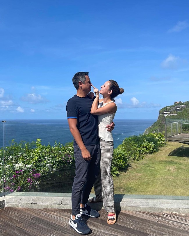 Dalam postingan terbarunya di Instagram, Julie terlihat tengah menghabiskan waktu di Bali bersama suami dan keluarganya. Tapi sebelumnya aktris ini diketahui tinggal di Amerika tak lama setelah menikah dengan pembalap David Tjiptobiantoro.vFoto: Instagram @julstelle