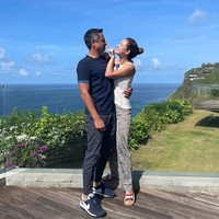 Dalam postingan terbarunya di Instagram, Julie terlihat tengah menghabiskan waktu di Bali bersama suami dan keluarganya. Tapi sebelumnya aktris ini diketahui tinggal di Amerika tak lama setelah menikah dengan pembalap David Tjiptobiantoro.vFoto: Instagram @julstelle