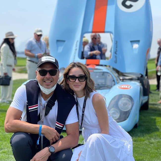 Mereka juga terlihat kompak mengenakan baju warna putih ketika menghadiri sebuah acara amal otomotif di kawasan Pantai Pebble, California. Foto: Instagram @davidtjipto