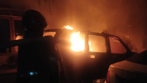 Penampakan SUV di rumah di Kramatjati, Jaktim, terbakar, Kamis (28/10/2021) malam.