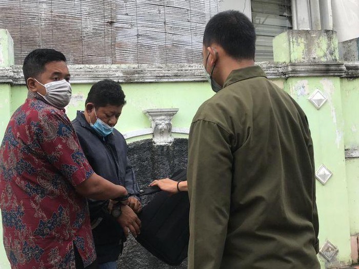 Kejari Semarang tangkap buron 10 tahun kasus pemalsuan surat, Jumat (29/10/2021).