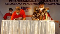 Peresmian kerjasama ini ditandai dengan penandatangan MoU (Memorandum of Understanding) yang dilakukan oleh Presiden Direktur JNE, M. Feriadi Soeprapto dan Presiden Direktur FCORP (PT. Fajar Corpora Indonesia), H. M. Fitno pada Jum’at (29/10/2021), di Kantor Pusat JNE Jl. Tomang Raya 11 Jakarta Barat. 