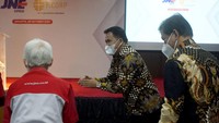 Sinergi bisnis antara JNE dengan FCorp merupakan wujud komitmen kami untuk memberikan manfaat yang sebesar-besarnya kepada pelanggan dan seluruh masyarakat Indonesia. Kami berharap melalui kolaborasi ini dapat memberikan kontribusi pada kemajuan perekonomian Indonesia.