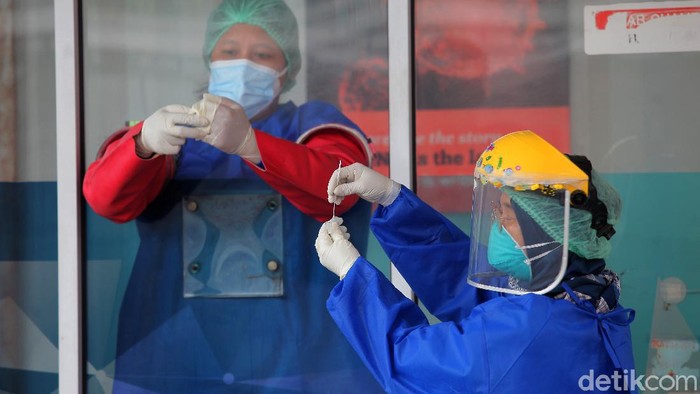 Petugas memasukkan hasil tes usap  dengan sistem Polymerase Chain Reaction (PCR) ke dalam tabung di Genomik Solidaritas Indonesia Laboratorium, Jakarta, Kamis (28/10/2021). Pemerintah melalui Kemenkes menetapkan tarif tertinggi harga pemeriksaan PCR untuk mendeteksi COVID-19 menjadi Rp275 ribu di Jawa-Bali dan Rp300 ribu untuk luar Jawa-Bali.  ANTARA FOTO/ Reno Esnir/foc.