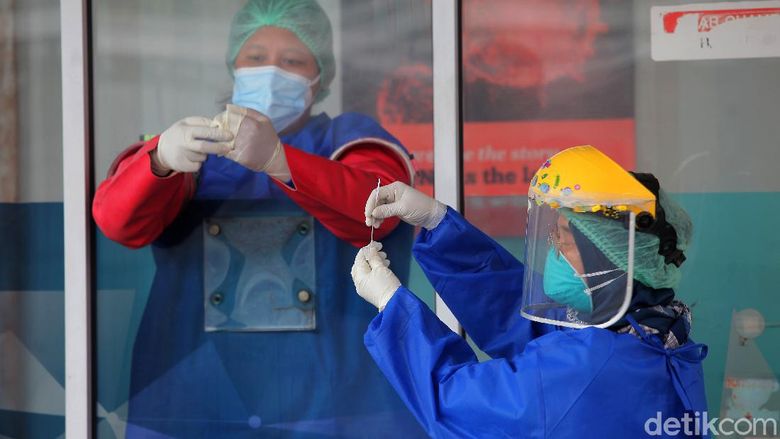 Kepanjangan PCR Adalah Apa? Ini Serba-serbi Tes PCR hingga Harganya Petugas memasukkan hasil tes usap dengan sistem Polymerase Chain Reaction (PCR) ke dalam tabung di Genomik Solidaritas Indonesia Laboratorium, Jakarta, Kamis (28/10/2021). Pemerintah melalui Kemenkes menetapkan tarif tertinggi harga pemeriksaan PCR untuk mendeteksi COVID-19 menjadi Rp275 ribu di Jawa-Bali dan Rp300 ribu untuk luar Jawa-Bali. ANTARA FOTO/ Reno Esnir/foc.