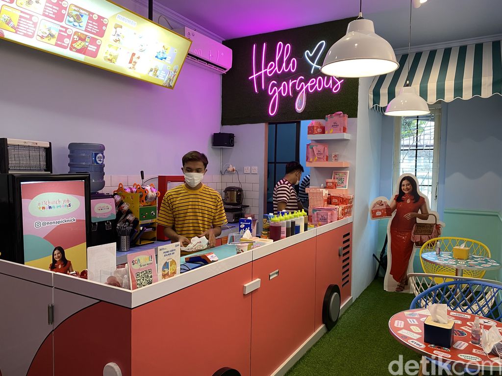 Keren dan Lucu!  Kafe 'Picknick Yuk Nona Manis' Punya Prilly Latuconsina