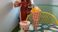 Tentunya ngemil dan minum-minum sore di Picknick Yuk ini akan lebih berkesan, karena ada foto Prilly yang tersenyum manis siap menyambut setiap pembeli yang datang. Foto: detikFood