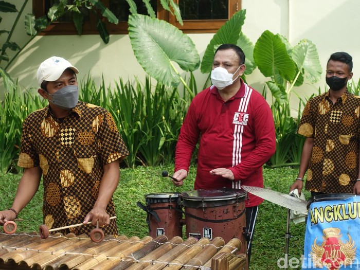 Ketua KPK Firli Bahuri gowes ke Kopi Klotok, Pakem, Sleman, Jumat (29/10/2021).
