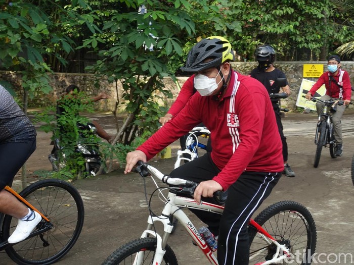 Ketua KPK Firli Bahuri gowes ke Kopi Klotok, Pakem, Sleman, Jumat (29/10/2021).