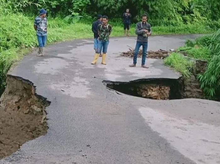 Lebak Banten diterjang longsor dan banjir