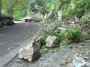 Penampakan Longsor Tutup Akses Jalan Lumajang-Malang