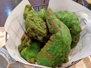 Mau Coba? Ini Fried Chicken Hijau Nyeleneh Edisi Halloween