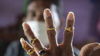 Perhiasan emas yang diduga peninggalan masa kerajaan Melayu kuno atau Kerajaan Sriwijaya ditunjukkan oleh pemiliknya di Palembang, Sumatera Selatan, Kamis (28/10/2021).