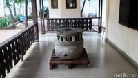 Petugas pemadam kebakaran (Damkar) memindahkan sebuah batu bersejarah ke Cagar Budaya Condet, Jakarta Timur. Grandyos Zafna/detikcom