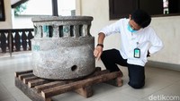 Petugas melihat dari dekat batu dari abad ke 17 yang sudah di pindahkan ke Balai Budaya Condet, Jakarta, Jumat (29/10/2021). Grandyos Zafna/detikcom