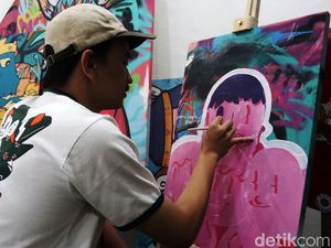 Pemuda di Bandung Ini Peringati Sumpah Pemuda dengan Melukis
