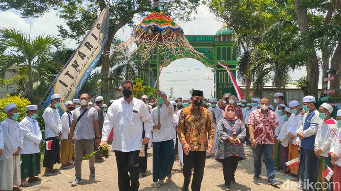 Menko PMK Muhadjir Effendy melakukan kunjungan kerja di Kota Probolinggo. Ia meluncurkan pasar syariah, BPJS Ketenagakerjaan dan memantau vaksinasi.