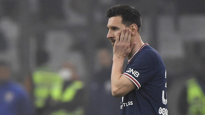 Paris Saint-Germains Argentinian forward Lionel Messi reacts during the French L1 football match between Olympique Marseille (OM) and Paris Saint-Germains (PSG) at Stade Velodrome in Marseille, southern France, on October 24, 2021. (Photo by NICOLAS TUCAT / AFP)
