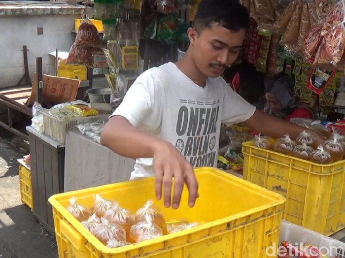 Minyak curah di pasaran tinggi, emak-emak menyiasatinya