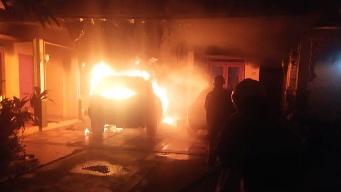 Mobil Nissan X-Trail dan Mercedes-Benz dalam garasi rumah di Kramatjati, Jaktim, terbakar, Kamis (28/10/2021) malam.