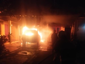 Mobil SUV Korsleting, Api Menyambar Mercedes di Garasi Rumah di Kramat Jati