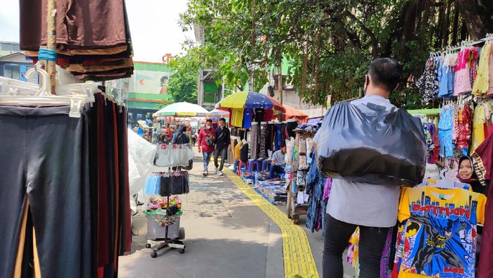 Mobilitas Warga Naik di Pusat Belanja, Begini Kondisi Pasar Tanah Abang Mobilitas Warga Naik di Pusat Belanja, Begini Kondisi Pasar Tanah Abang