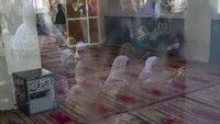 Wanita Muslim Kashmir tercermin di jendela saat mereka berdoa di kuil Hazratbal, Srinagar, Kashmir, Selasa (19/10/2021). Warga Khasmir berdoa di kuil untuk memperingati Maulid Nabi Muhammad SAW. AP Photo/Dar Yasin  