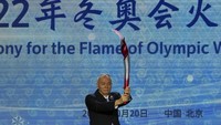 Cai Qi, sekretaris Partai Komunis Beijing mengangkat obor Olimpiade selama upacara penyambutan untuk Bingkai Olimpiade Musim Dingin Beijing 2022, di Menara Olimpiade di Beijing, Rabu (20/10/2021). Upacara penyambutan api Olimpiade diadakan di Beijing setelah tiba dari Yunani. AP Photo/Andy Wong  
