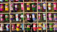 Seorang pengunjung yang mengenakan masker berjalan melalui lentera di Festival Budaya Kerajaan di Istana Gyeongbok, Seoul, Korea Selatan, Selasa (19/10/2021). Istana ini merupakan salah satu landmark terkenal Korea Selatan. AP Photo/Lee Jin-man  