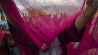 Wanita Muslim Kashmir tercermin di jendela saat mereka berdoa di kuil Hazratbal, Srinagar, Kashmir, Selasa (19/10/2021). Warga Khasmir berdoa di kuil untuk memperingati Maulid Nabi Muhammad SAW. AP Photo/Dar Yasin  