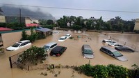Mobil-mobil terlihat di sebuah resor hotel yang terendam banjir di Uttarakhand, India, Selasa (19/10/2021). Lebih dari 20 orang tewas dan sebagian besar hilang akibat banjir yang dipicu hujan lebat menyebabkan Sungai Kosi meluap di Taman Nasional Jim Corbett. AP Photo/Mustafa Quraishi  