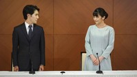 Putri sulung Kaisar Jepang, Mako, dan suaminya Kei Komuro saling memandang selama konferensi pers untuk mengumumkan pernikahan mereka di sebuah hotel di Tokyo, Jepang, Selasa (26/10/2021). Putri Mako resmi melepas gelar kerajaannya setelah menikah dengan rakyat biasa. Nicolas Datiche/Pool Photo via AP  