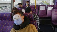 Seorang penumpang tidur di dek atas bus tingkat di Hong Kong, Sabtu (16/20/2021). Agen wisata di Hong Kong menawarkan wisata tur bus tidur untuk warga yang sulit untuk tidur. AP Photo/Kin Cheung