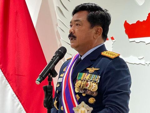 Panglima TNI Marsekal Hadi Tjahjanto menerima tanda kehormatan dari Presiden Singapura.