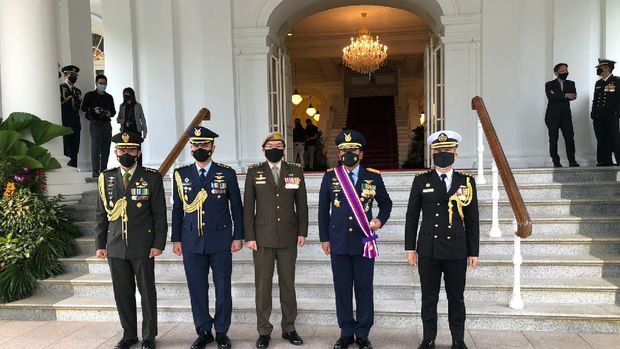 Panglima TNI Marsekal Hadi Tjahjanto menerima tanda kehormatan dari Presiden Singapura.