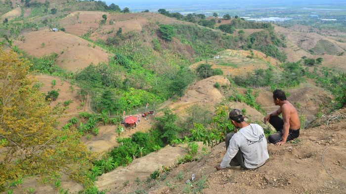 Kondisi kawasan hutan yang gersang di pegunungan Patiayam, Jekulo, Kudus, Jawa Tengah, Kamis (28/10/2021). Menurut warga, kawasan yang dahulu hutan subur dan banyak pohon tersebut saat ini kondisinya gersang dan gundul hingga 80 persen akibat maraknya pembalakan liar, sehingga berpotensi mengakibatkan bencana alam erosi, banjir hingga longsor serta mengancam keberadaan satwa liar di tempat  itu. ANTARA FOTO/Yusuf Nugroho/foc.