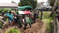 Prosesi pemakaman digelar secara militer diawali dengan upacara. (Foto: Agus Setyadi-detikcom)