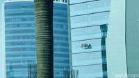 Hal tersebut dilakukan agar kaca di gedung tetap bersih dan berkilau.