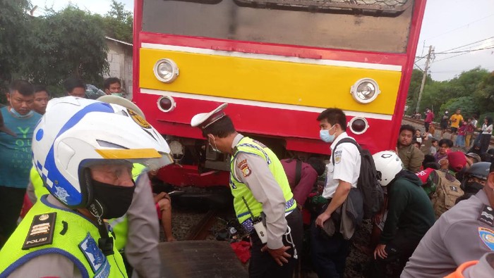 Pemotor beserta penumpangnya tewas tertabrak KRL di Jakbar