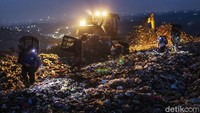 Sampah-sampah rumah tangga, pasar, jalan dan sebagainya kini bercampur dengan sampah medis seperti masker yang berisiko menularkan penyakit.