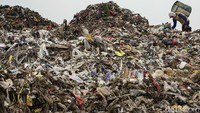 Aktivitas di gunung sampah juga terus berjalan, sejumlah pemulung juga berganti shift dengan dibantu penerangan senter seadanya mereka mencari sampah hingga malam hari. Beberapa dari mereka juga sanggup untuk bekerja hingga ketemu pagi lagi.