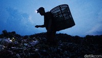 Andai warga Ibu Kota sadar mungkin para pemulung akan kesulitan mencari sampah yang laku untuk dijual kembali. Untungnya sampah-sampah yang dibuang dan ada di Bantargebang sebagian masih bernilai jual, sehingga bisa menjadi ladang uang bagi mereka.
