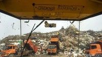 Bau tak sedap dan ancaman penyakit tak lagi terfikirkan, para pemulung terus fokus memilah sampah-sampah yang baru datang di puncak gunung sampah Bantargebang. Tak perlu repot-repot berpendidikan tinggi, cukup bermodalkan kemauan yang kuat, para pemulung ini dapat langsung bergabung mencari barang-barang yang bernilai jual kembali.
