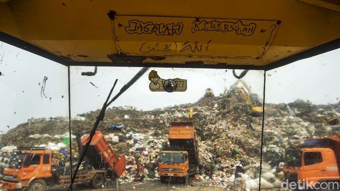 Pencari Harta Karun di Gunungan Sampah Bantargebang Ribuan pemulung menggantungkan hidupnya di Tempat Pembuangan Sampah Terpadu (TPST) Bantargebang
dengan mengais sisa-sisa sampah warga Ibu Kota. Mereka mencari harta karun, dengan segala risikonya demi menyambung hidup.