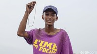Ketelitian menjadi modal paling utama disini, jika beruntung para pemulung kerap mendapat barang berharga seperti emas, handphone hingga uang. Barang–barang yang berharga mahal dapat dijual kepada pengepul. Benda-benda yang dikatakan sampah di perkotaan menjadi berkah tersendiri bagi mereka. Sebut saja plastik sekali pakai, kertas, karung-karung bekas hingga busa kasur dapat diubahnya menjadi uang.