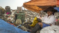 Di puncak gunung Bantargebang terdapat tenda-tenda kecil yang dibangun oleh para pemulung sebagai pelindung dari teriknya matahari. Beginilah potret saat pemulung itu bersantai diatas tumpukan sampah.
