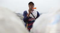 Guna mengurangi teriknya matahari tak jarang baju partai disulap menjadi pelindung wajah bagi mereka. Sampah-sampah temuan itu juga tak jarang dijadikan mainan para pemulung guna menghapus rasa jenuh saat bekerja, seperti terompet yang ditemukan ini.